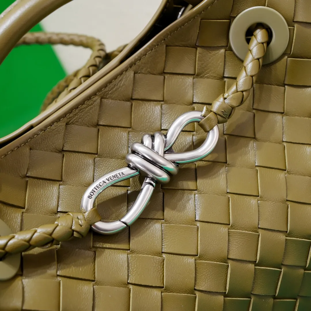 Batch 1860 B's 2024 spring and summer new style continues the brand's woven style with detailed metal knot switch buckles. This time, the shoulder straps are also made into tube weaves, showing different craftsmanship. The carrying method is versatile to create more different styles. Intrecciato woven leather small handbag, equipped with sliding crossbody strap. Internal compartments, including 1 zipper pocket and 2 open pockets with magnetic buckle closure. Size: 25*20*10cm, model: 7463#